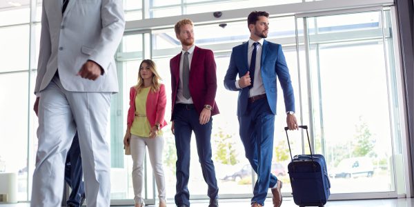 How do men and women travel for business?